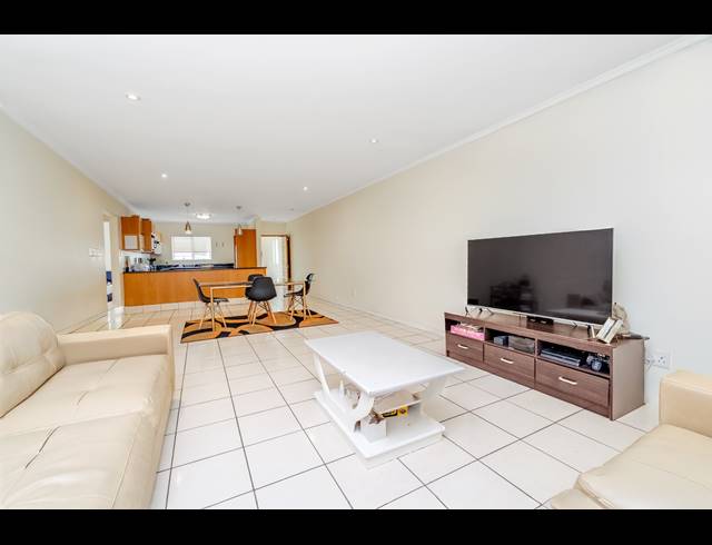2 BEDROOM APARTMENT FOR SALE IN BRYANSTON